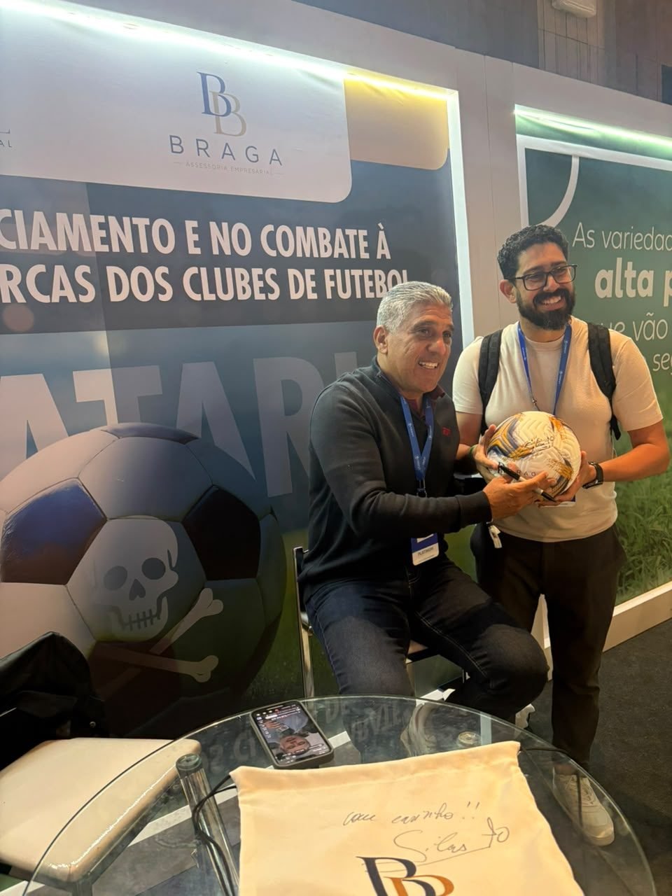 Silas autografa as bolas comemorativas