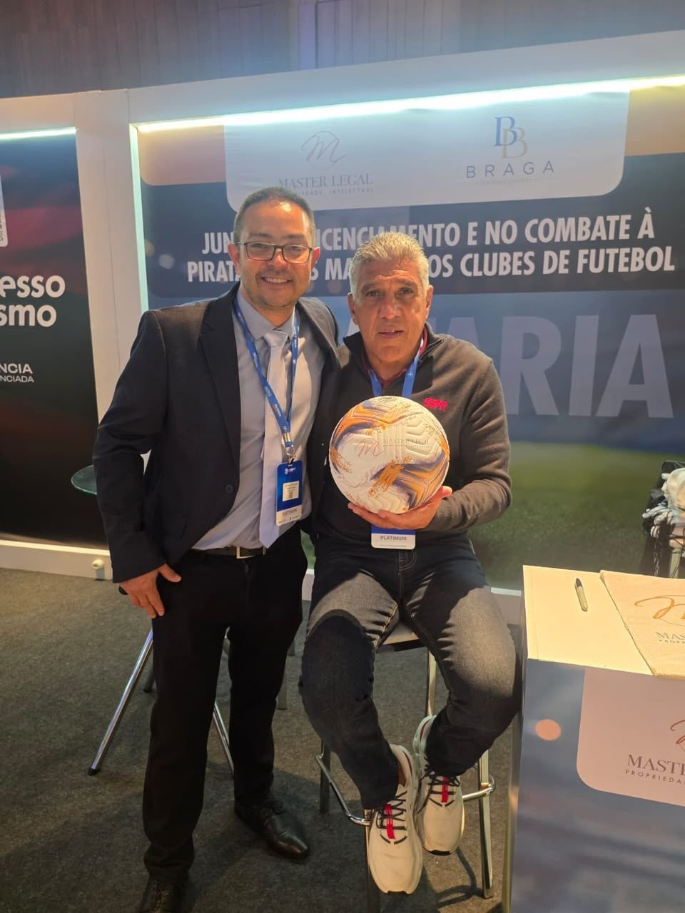 Silas com a bola comemorativa das duas marcas
